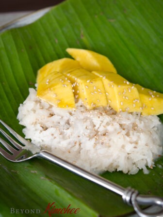 Mango sticky rice is served on a banana leaf