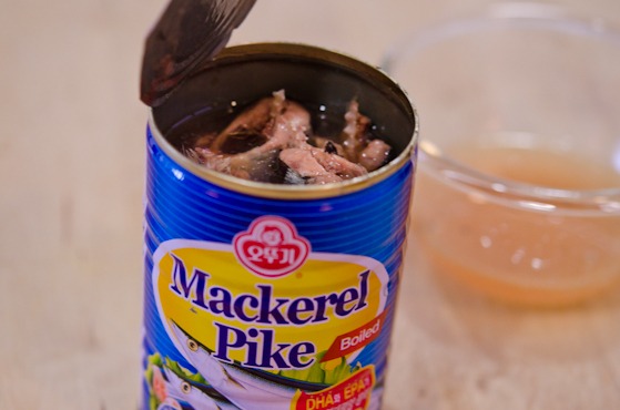 Canned mackerel pike comes handy for making ssambap (Korean lettuce wrap)