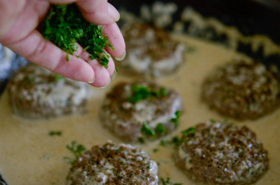 Sprinkle chopped parsley to beef with cream sauce to finish off.