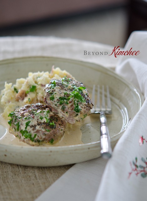 Parsley Peppercorn Beef Pattieswith cream sauce is served with mashed potatoes.