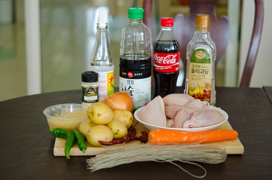 Ingredients for Korean cola braised chicken are presented.