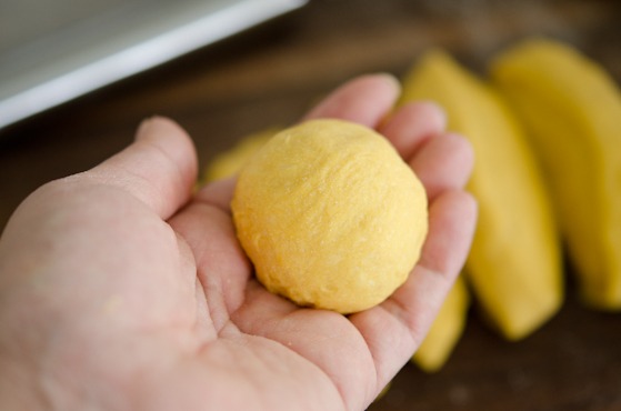 Round each dough piece into a ball shape.