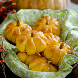 These Pumpkin Dinner Rolls make a great presentation for Thanksgiving feast.