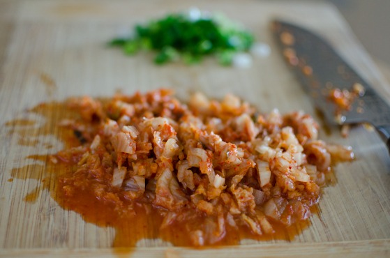 Chop kimchi into tiny pieces.