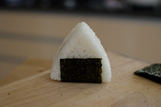 Triangle shaped onigiri is completed.