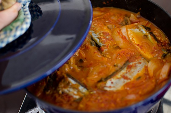 Cover mackerel pie kimchi stew with a lid and simmer over low heat.