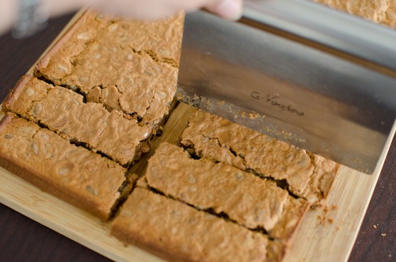 Cut the LA style rice cake bars into desired sizes.