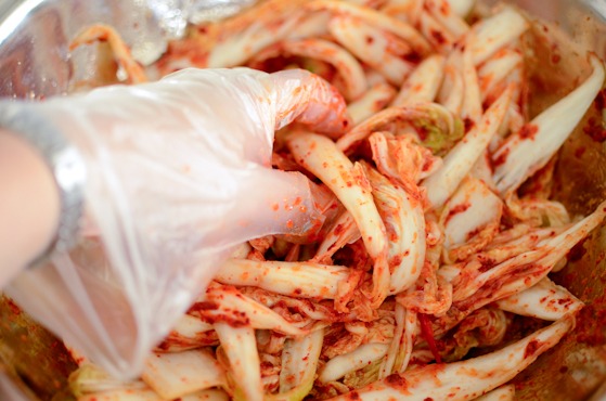 Toss kimchi and seasoning with hand 