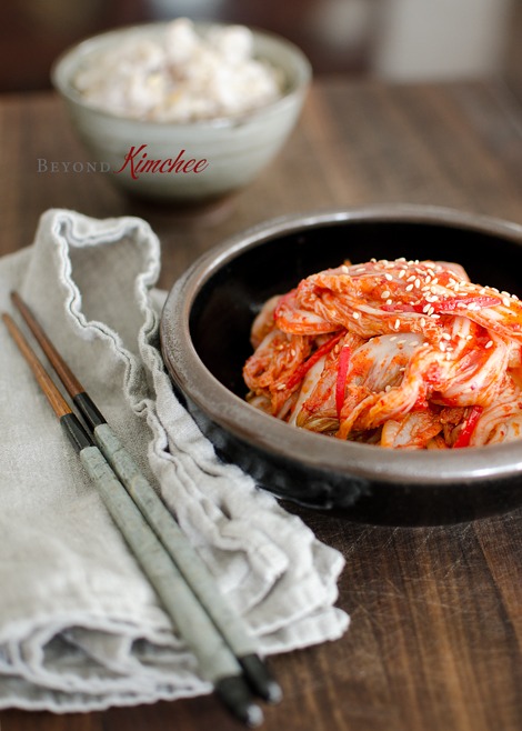 Cabbage kimchi made within 30 minutes still has a crisp texture.