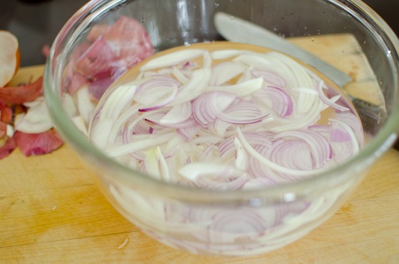 Soak the onion in cold water to get rid of spiciness and crisp up.