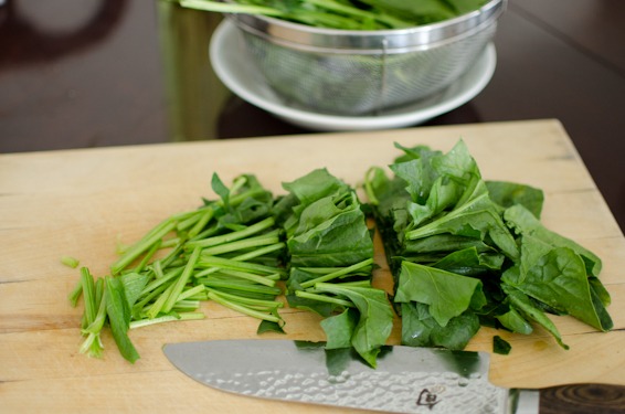 A whole spinach is sliced.