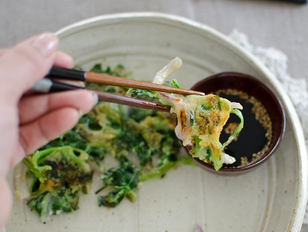 Dip Korean spinach pancake in a soy dipping sauce.