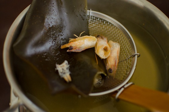 Remove the shrimp head and sea kelp to collect the stock.
