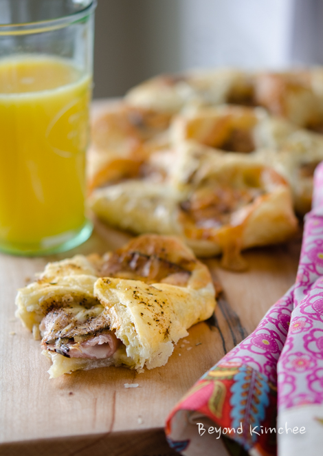 Puff pastry is filled iwth hamd and cheese and sprinkled with spice mixture.