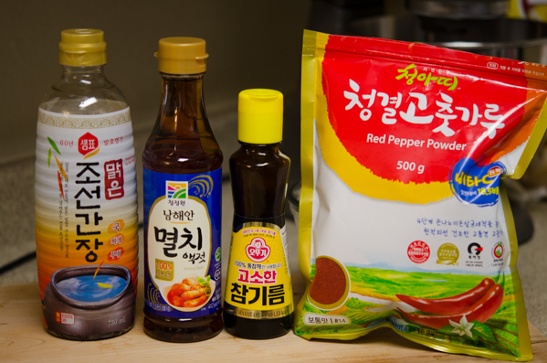 Seasoning ingredients for beef bean sprout soup are shown.