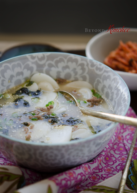 Thin rice cake rounds are used to make the rice cake soup.