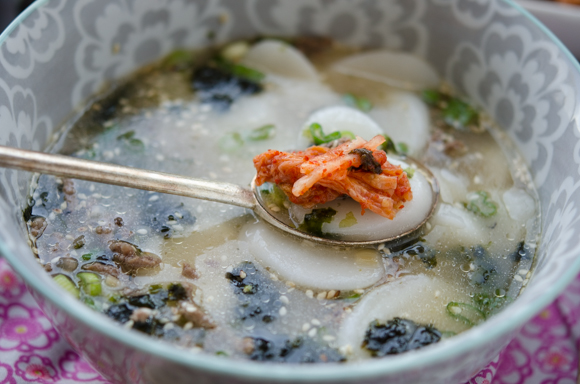 Serve rice cake soup with kimchi