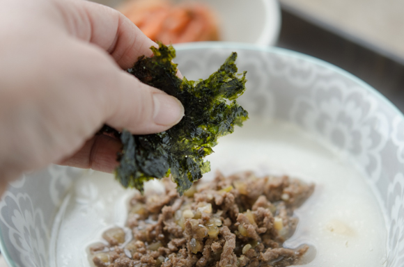 Crumbled roasted seaweeds are used as a garnish for Korean rice cake soup