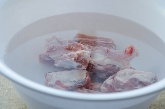 Pork short ribs are soaking in water.