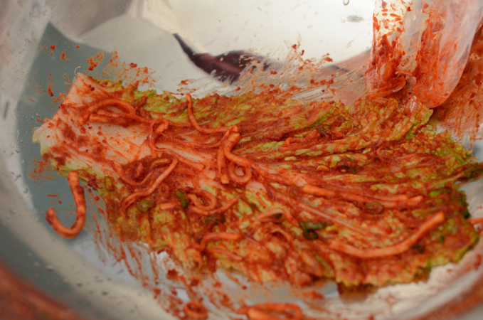 How to spread kimchi paste to cabbage