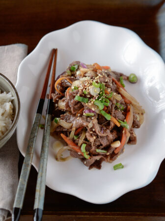 Add banana to your ordinary bulgogi to make it extra-ordinary. You only need 30 minutes of marinading time and you got a fabulous meal ready.