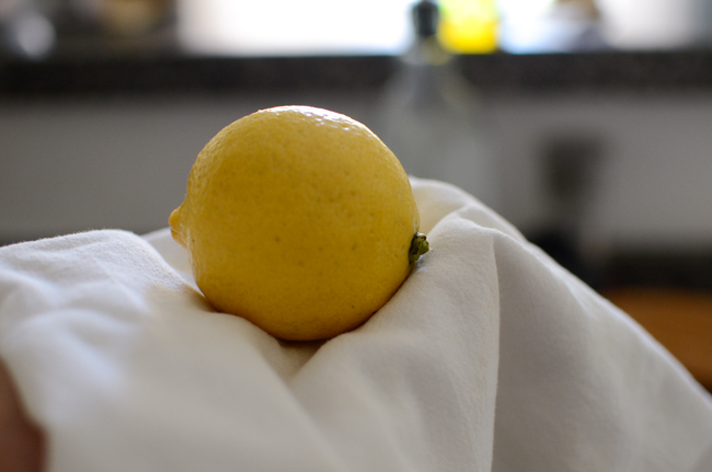 Wipe dry lemon with a clean kitchen towel.