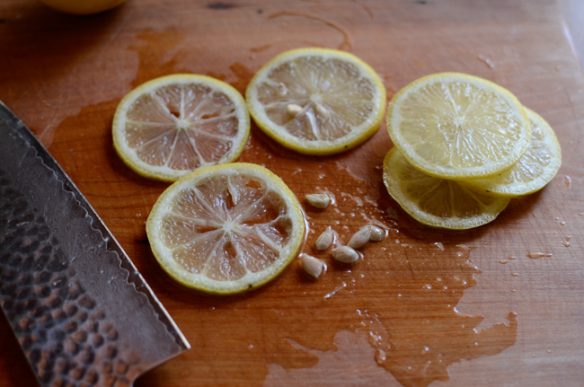 Pick out the seeds from the thin slices of lemon.