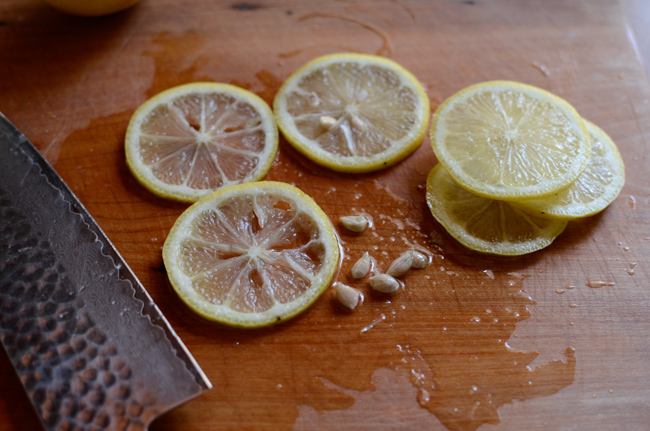 Slice lemon thinly and pick out the seeds.