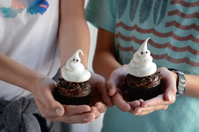 Halloween Meringue Ghost Cupcakes