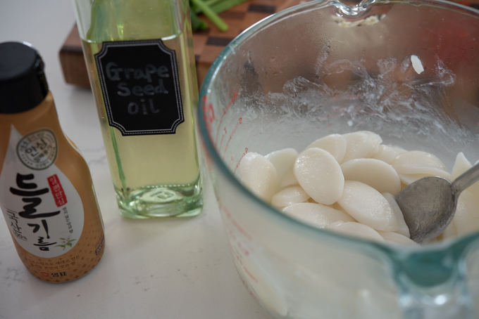 Rice cake rounds oiled in a bowl.