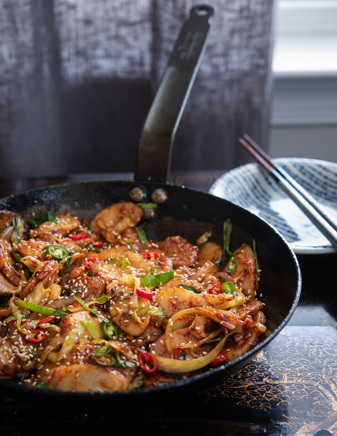 Rice cake rounds and vegetable stir-fry in a skillet.