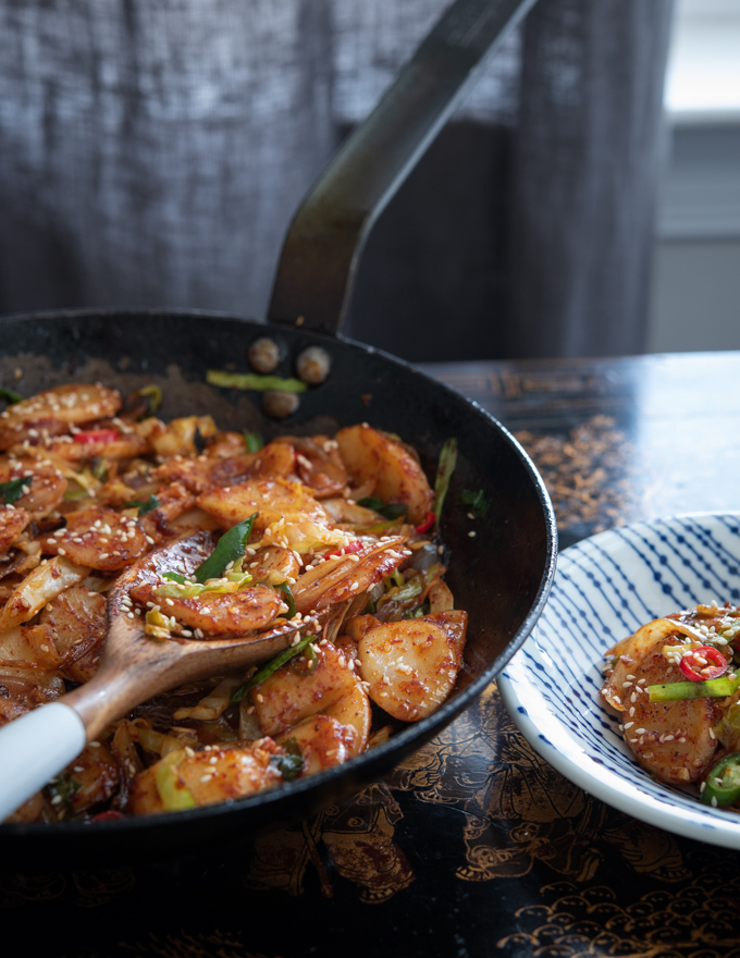 Rice cake and vegetable stir-fry in a skillet.