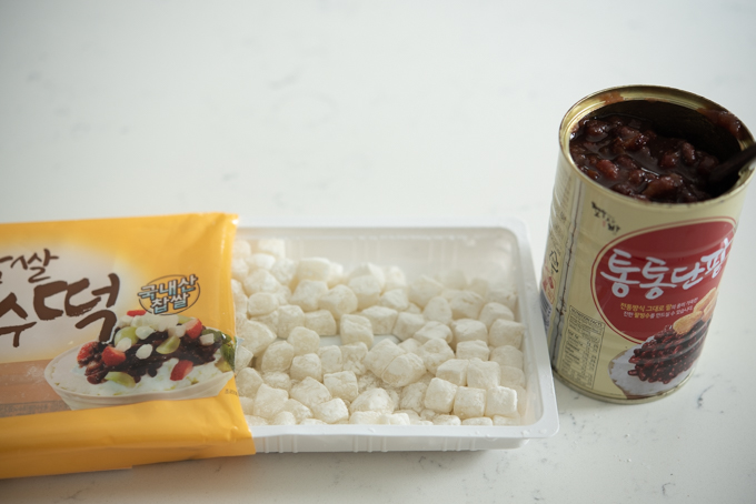 A package of rice cake pieces and a can of red bean paste are shown.