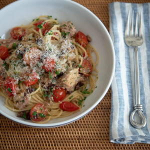 Quick pasta made with canned tuna and tomato