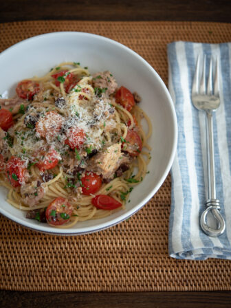 Quick pasta made with canned tuna and tomato