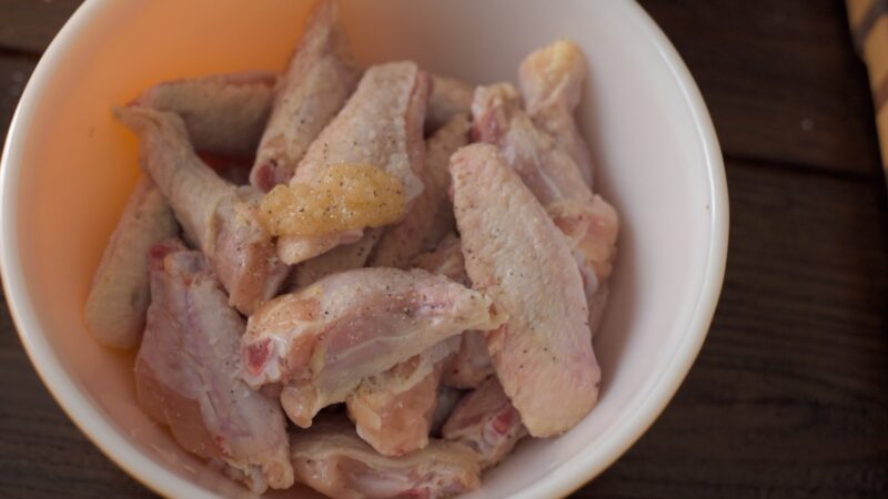 Chicken wings are seasoned with salt and ginger.