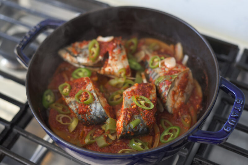Mackerel and radish are simmered in a spicy sauce.