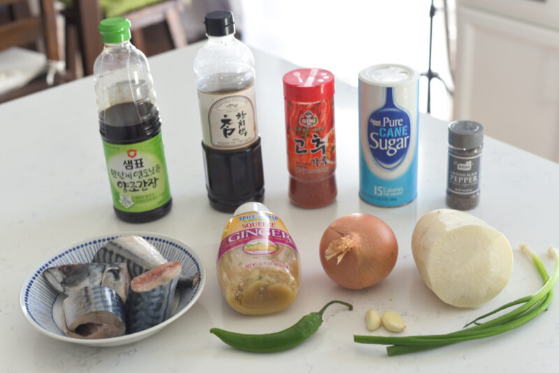 Ingredients for making Korean braised mackerel and radish are shown.