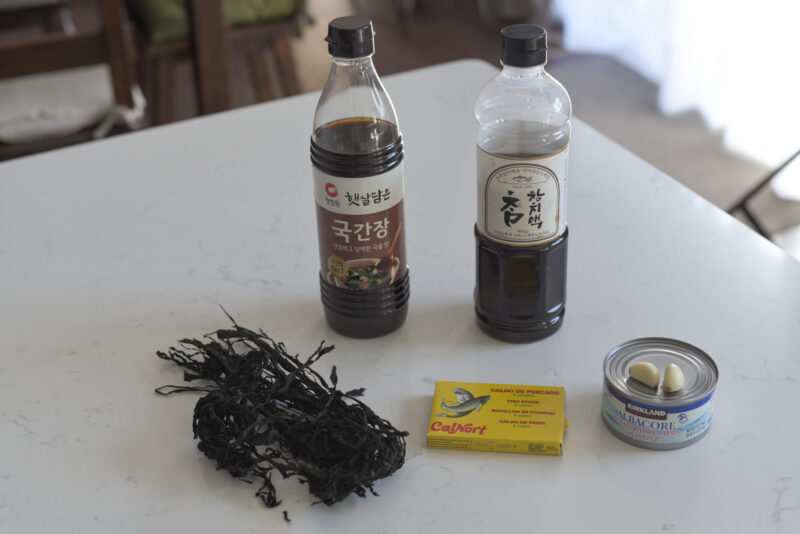 Ingredients for making seaweed soup with canned tuna.