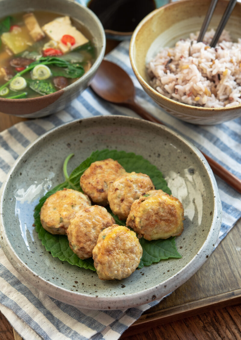 MIni patties made with ground pork and tofu are served with rice and soup.