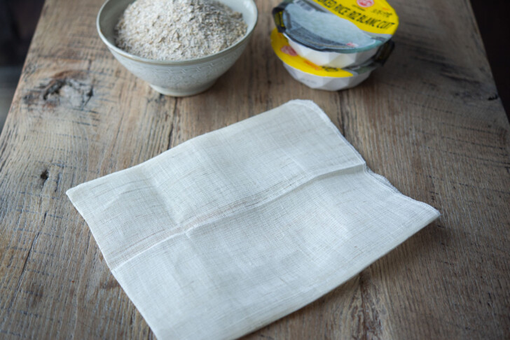 A clean linen pouch used to hold malt barley.