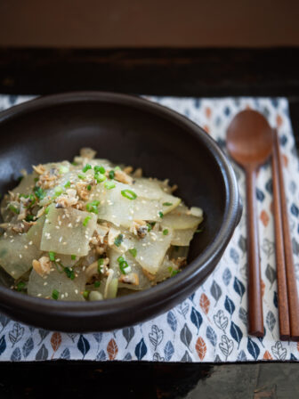 Mild and mellow winter melon is stir-fried with clams and makes a great to serve as side dish or rice bowl