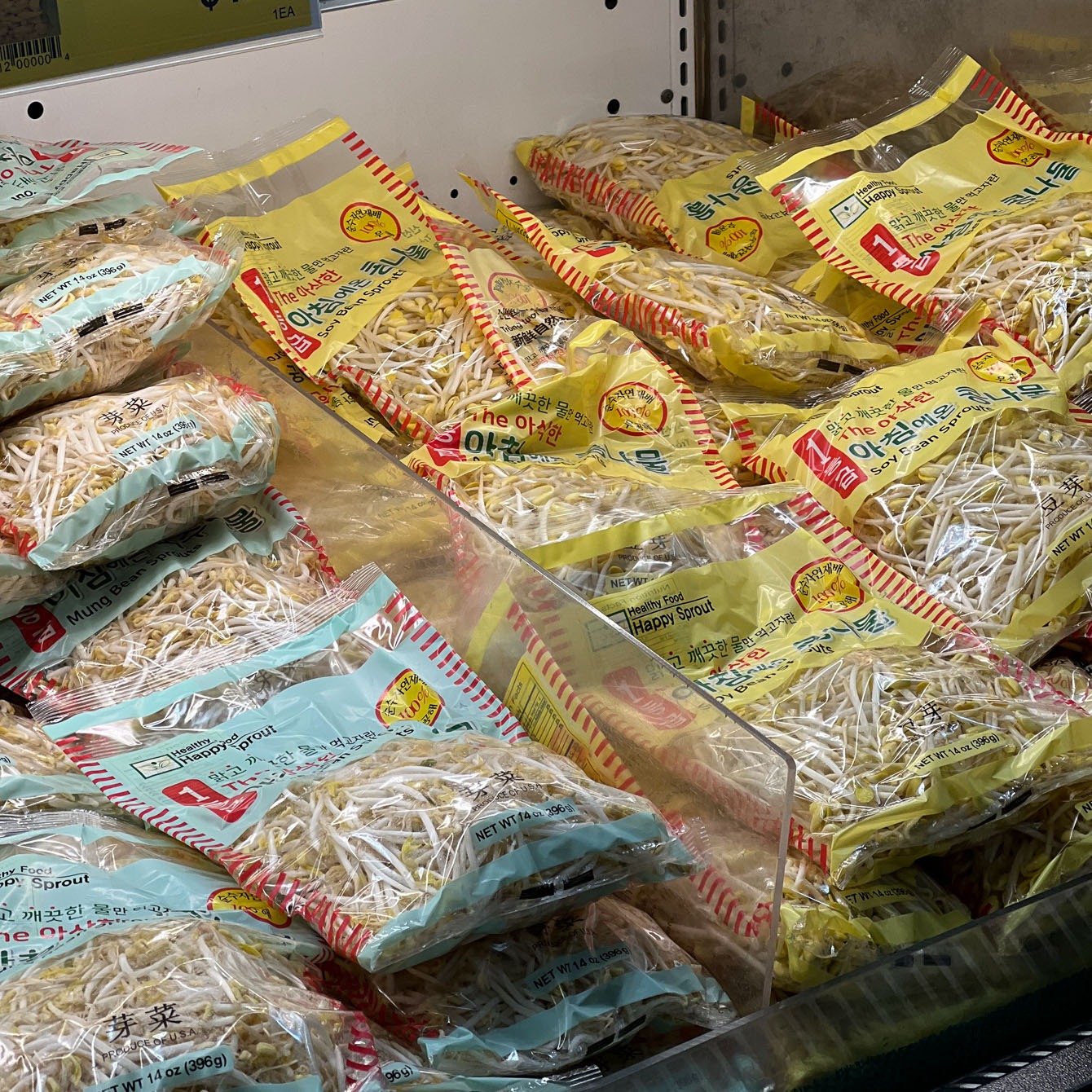 Soybean sprouts and mung bean sprouts are packaged on the shelf