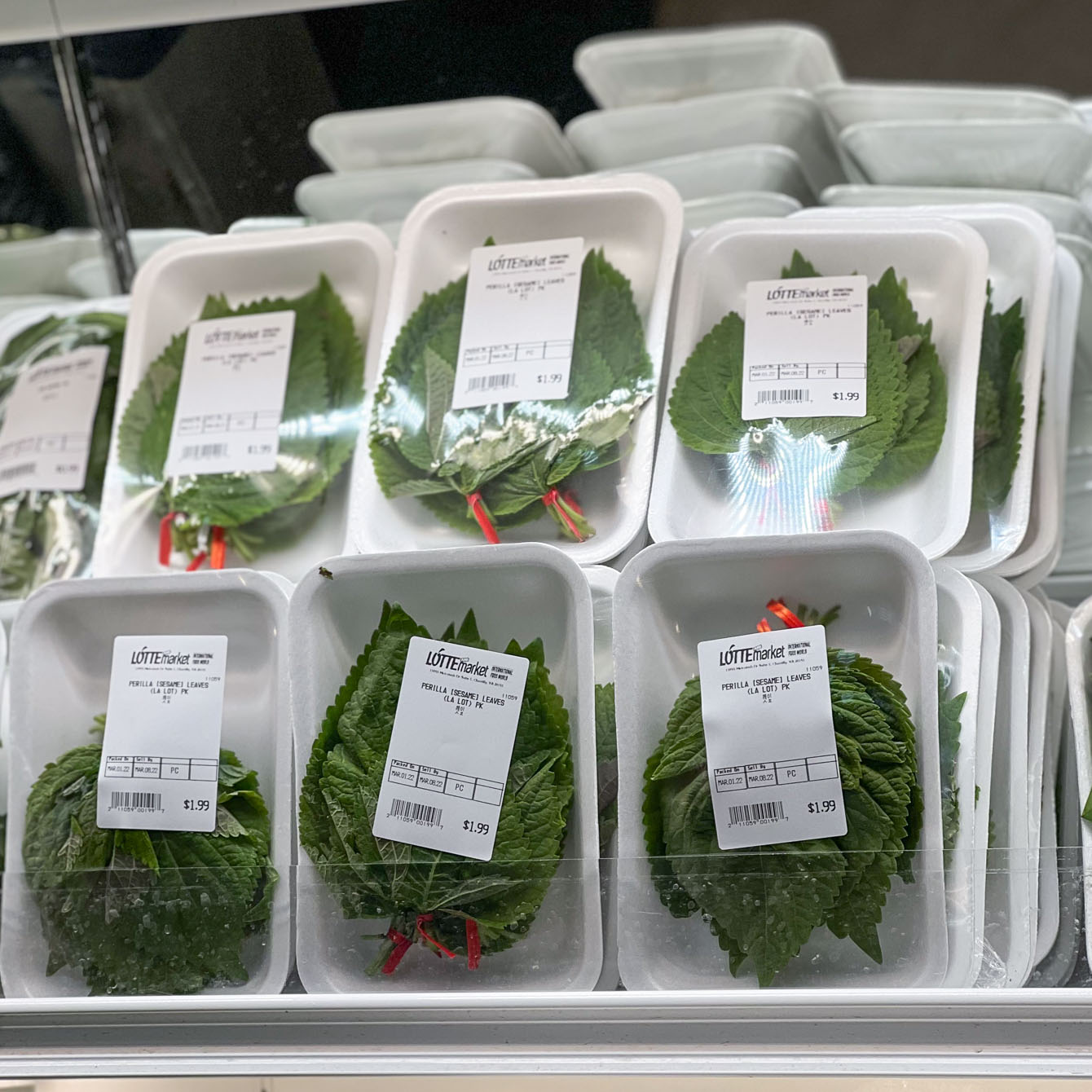 Packaged perilla leaves are displayed on the shelf.