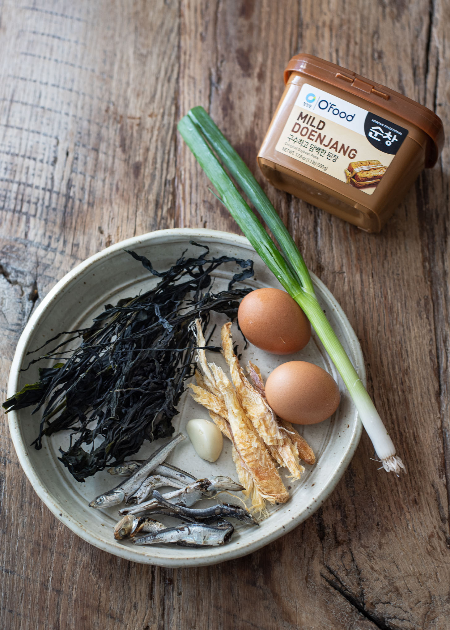 Ingredients for making Korean seaweed egg drop soup.