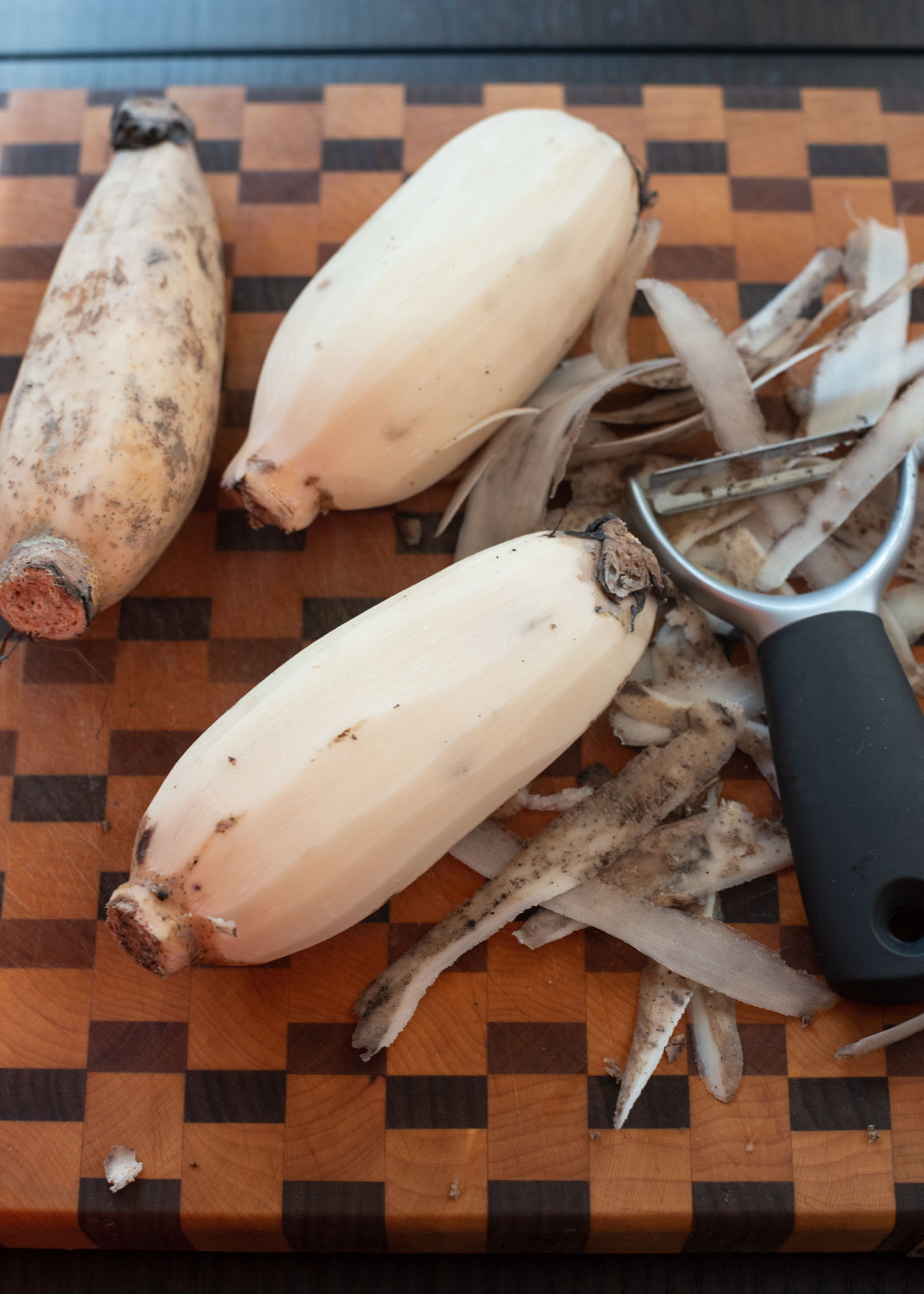 Lotus roots are peeled with a potato peeler.