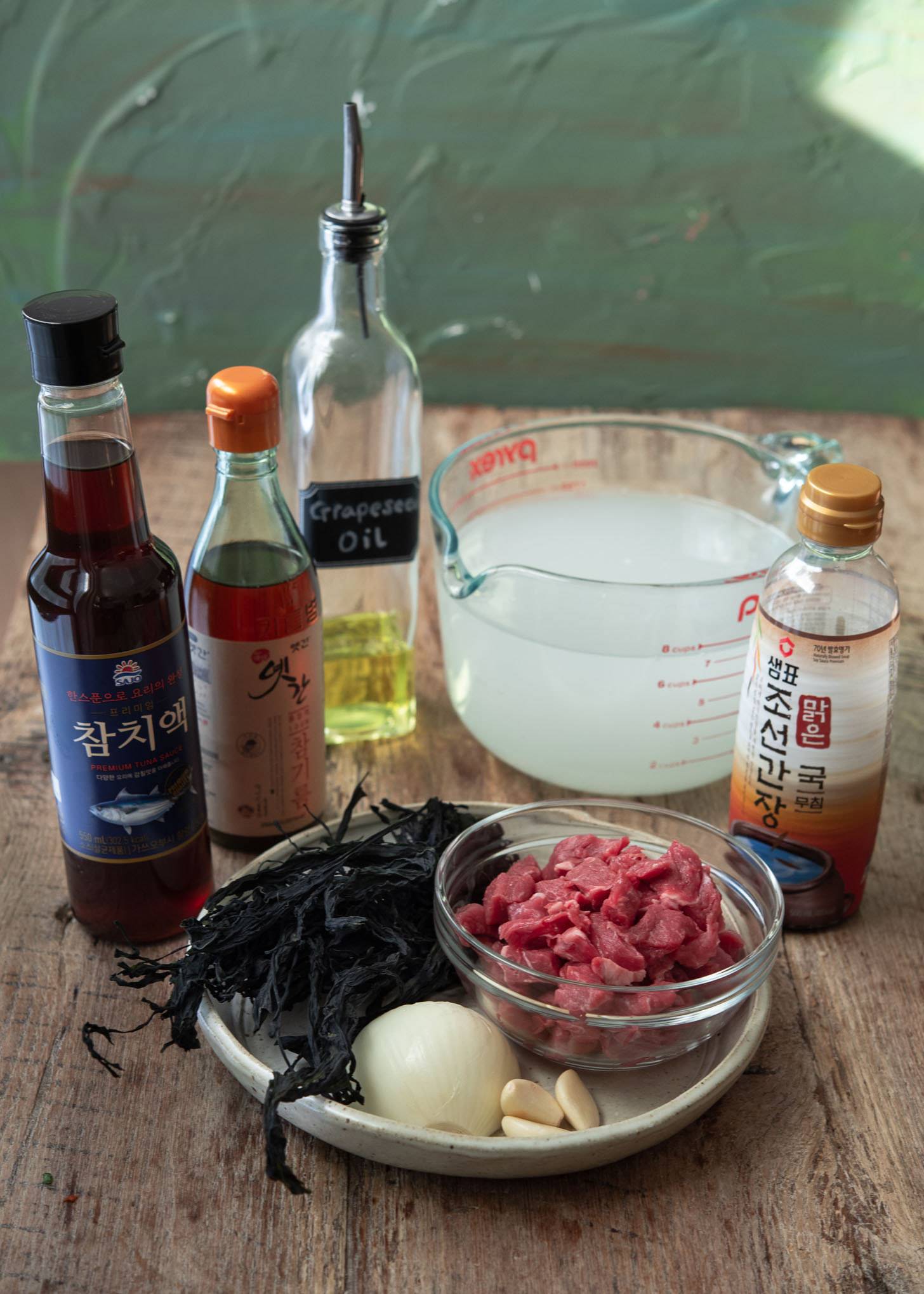 Ingredients for making Korean seaweed soup.