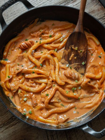 Rose tteokbokki with sausage in a creamy gochujang rose sauce.