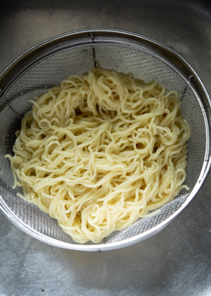 Wheat noodles coated with oil