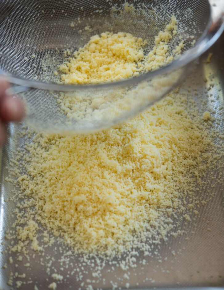 Castella crumbs are made with a mesh strainer.